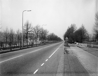 51997 Gezicht in de Amsterdamsestraatweg te Utrecht uit het zuiden met links het Amsterdam-Rijnkanaal.